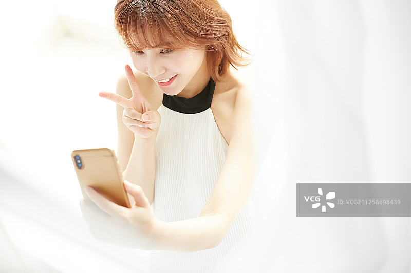 女人展示智能手机图片素材