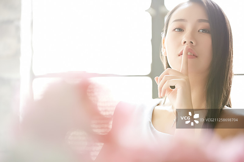 女人打扮手势图片素材