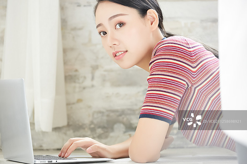 女人放松图片素材