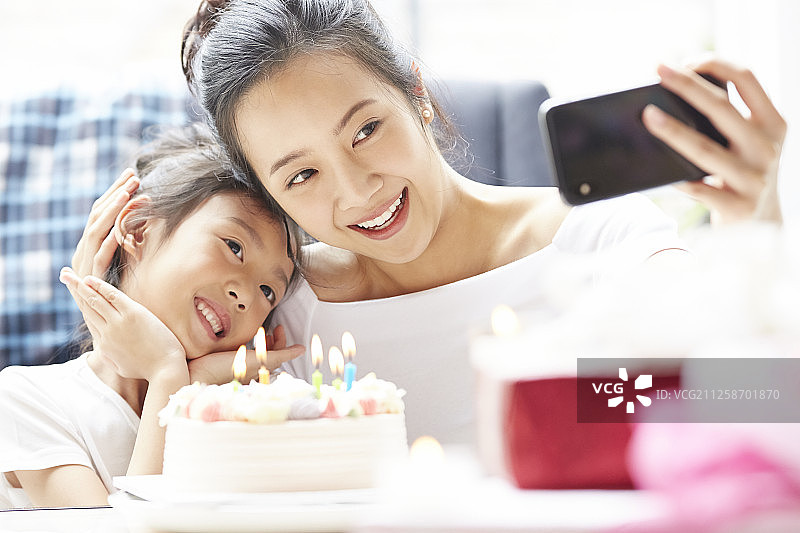 父母和孩子的生活方式生日图片素材