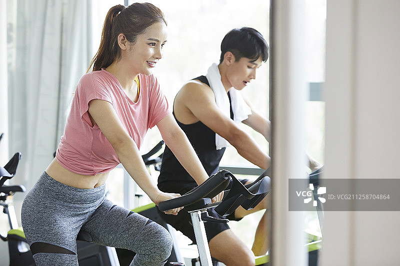 男女运动装图片素材