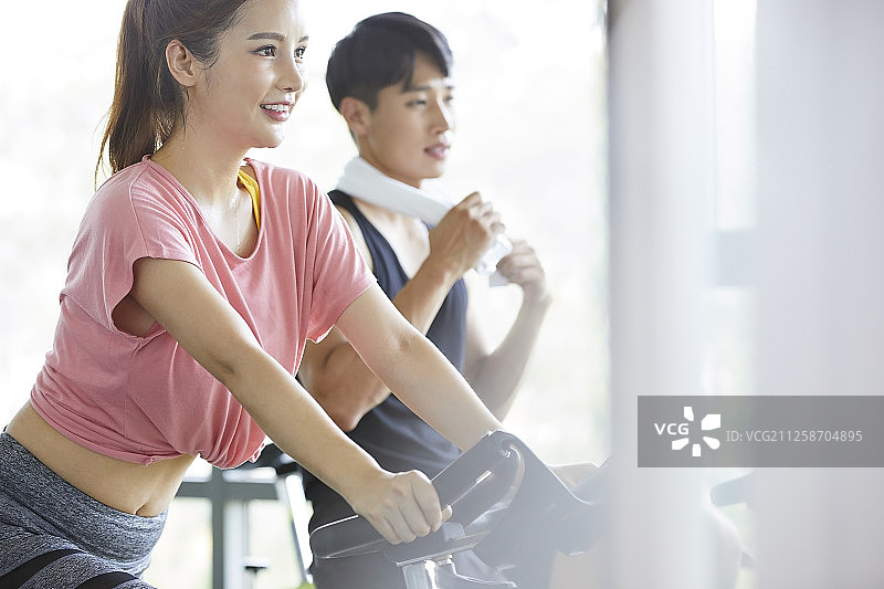 男女运动装图片素材