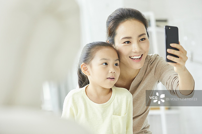 智能手机家庭生活图片素材