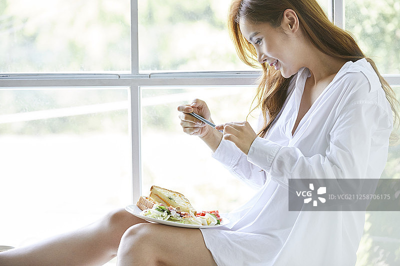 女性社交媒体美食图片素材