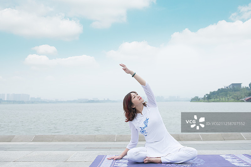 练瑜伽的女人图片素材