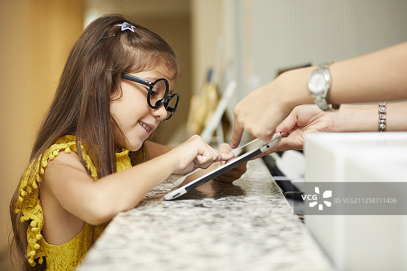 小学学生平板电脑图片素材