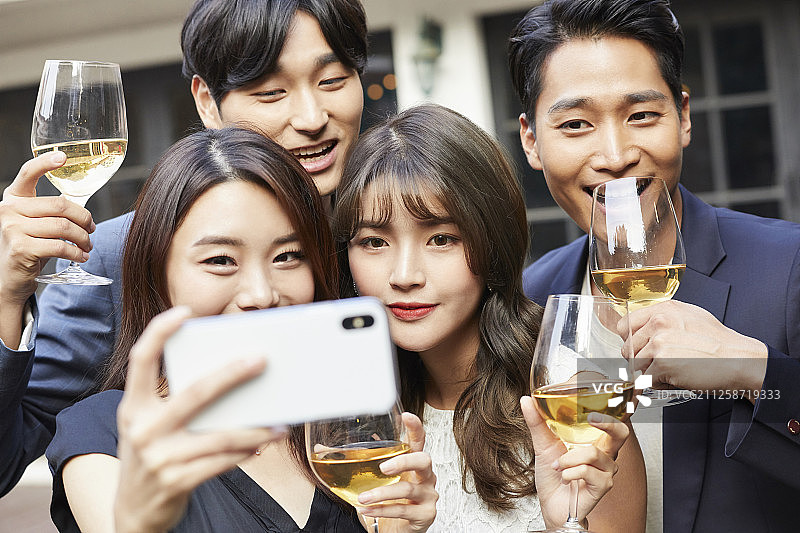 庆祝会上的青年人图片素材