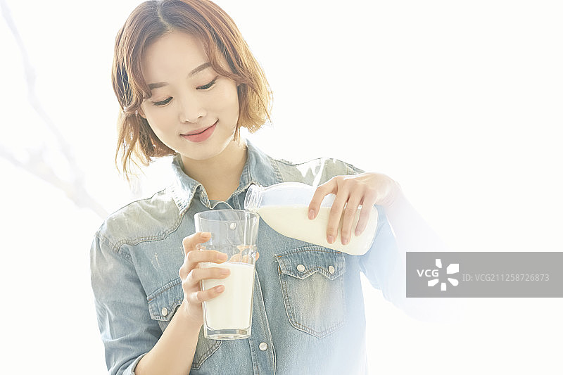 女性生活方式喝牛奶图片素材