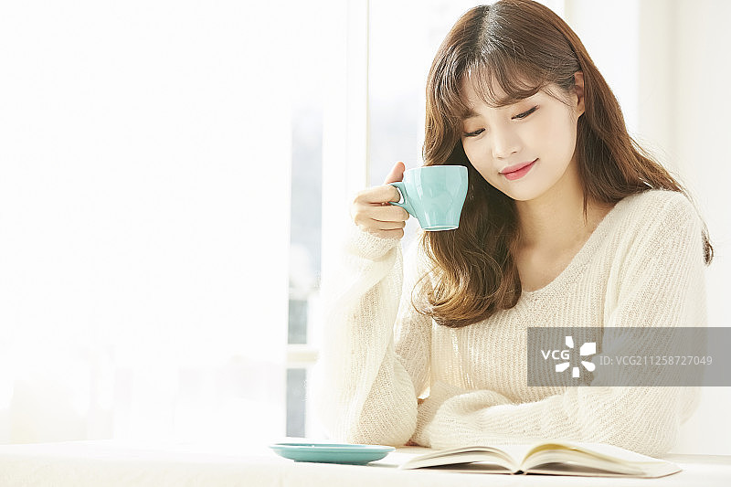 女性生活方式放松时刻图片素材