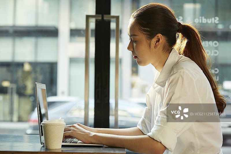 商务咖啡馆里的女人图片素材