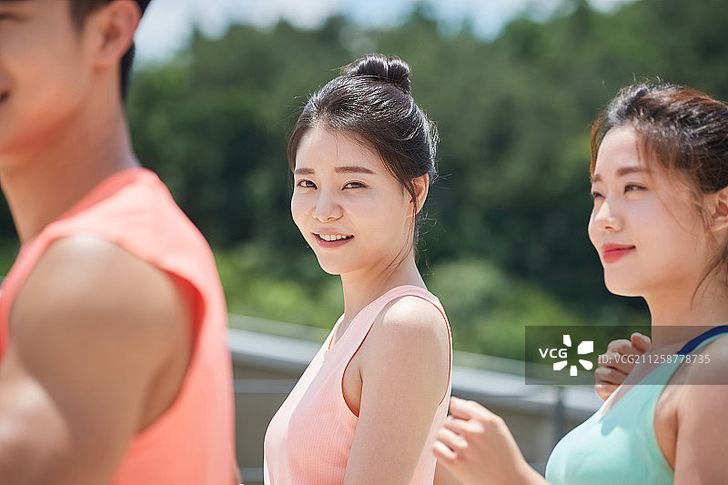 男女跑步运动装图片素材