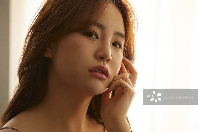 美丽的日落下的女人图片素材