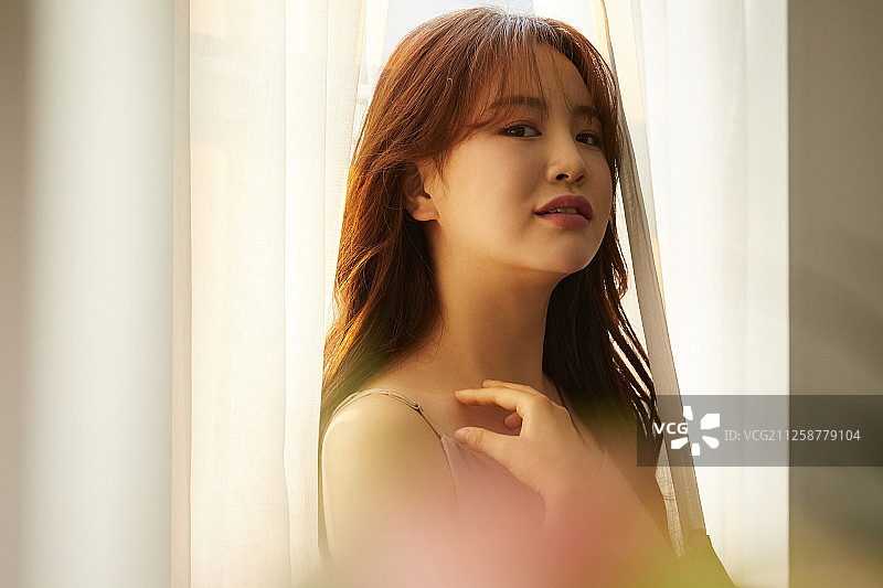 美丽的日落下的女人图片素材