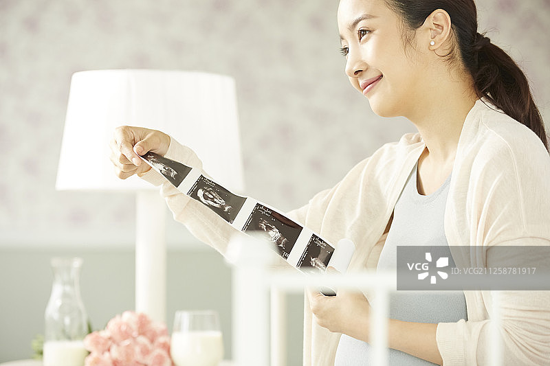 女性怀孕图片素材