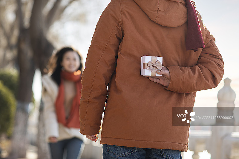 年轻情侣冬日约会图片素材