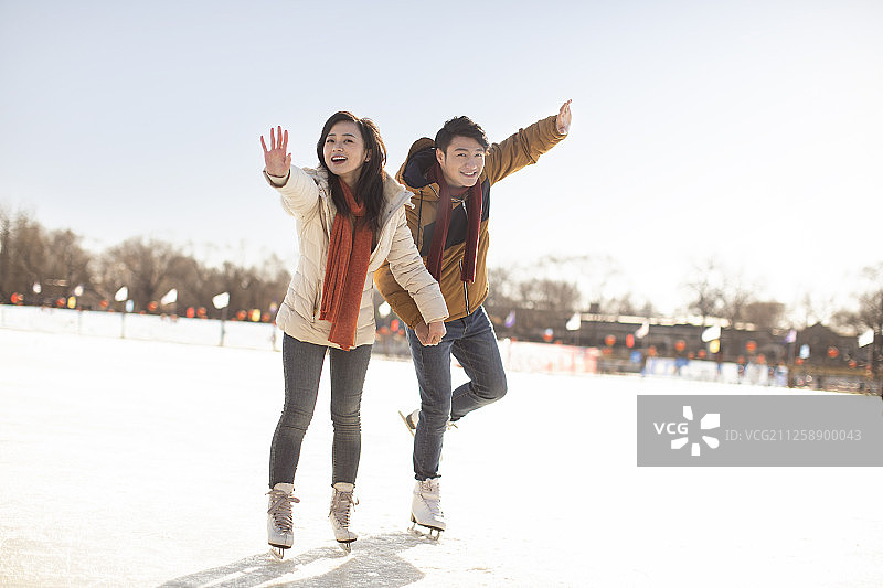 年轻情侣冬日滑冰图片素材