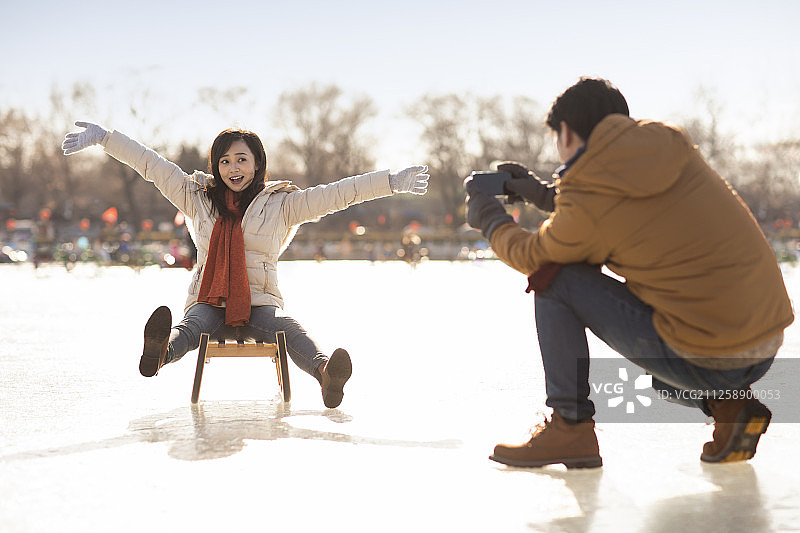 年轻情侣冬日约会图片素材