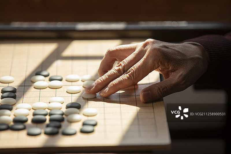 老年男士下围棋图片素材