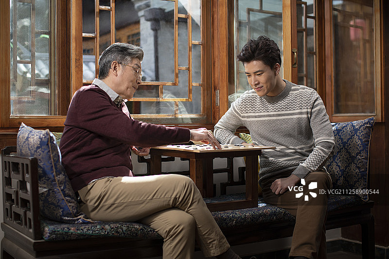 父子俩下围棋图片素材