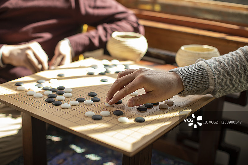 父子俩下围棋图片素材