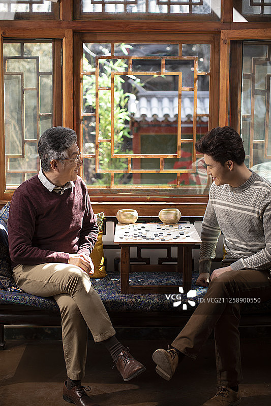父子俩下围棋图片素材