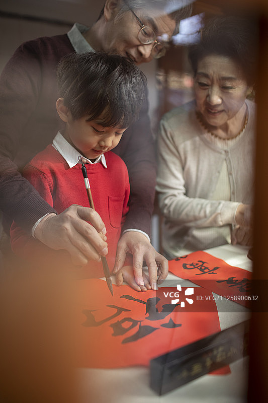 快乐家庭一起写春联图片素材