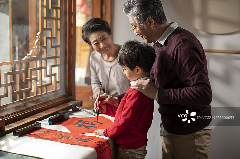 快乐家庭一起写春联图片素材