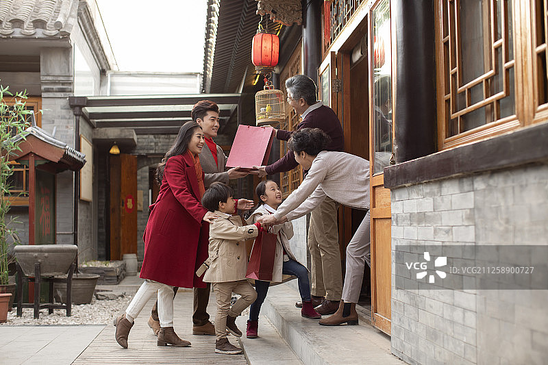 快乐家庭庆祝新年图片素材