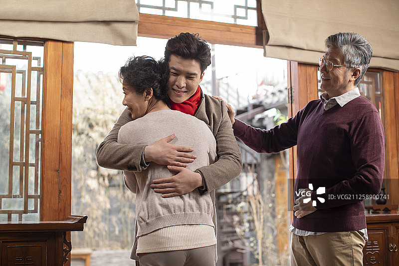 快乐家庭庆祝新年图片素材