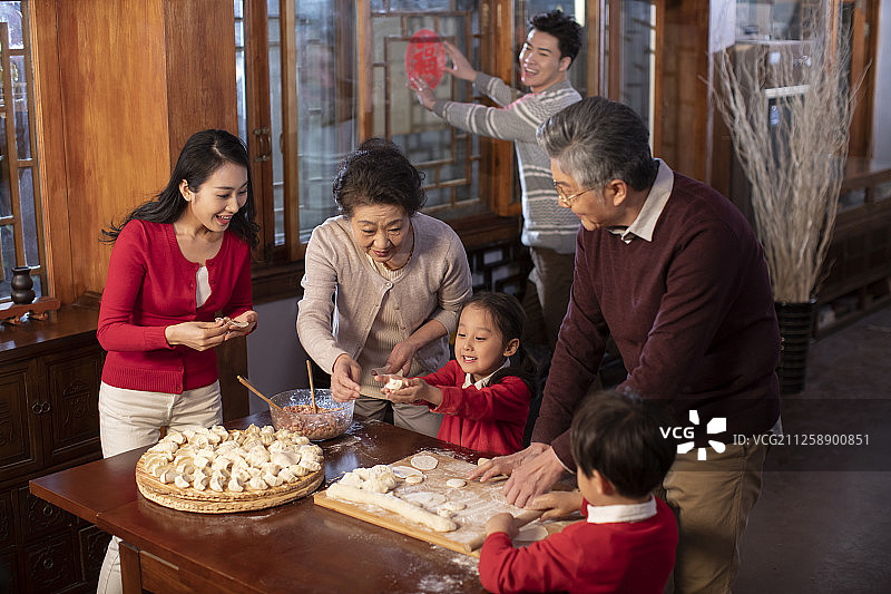 快乐家庭包饺子图片素材