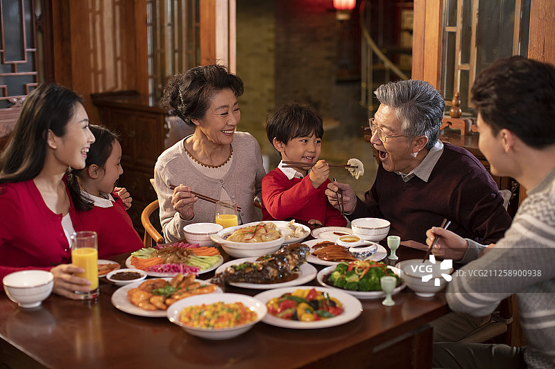 快乐家庭吃年夜饭图片素材