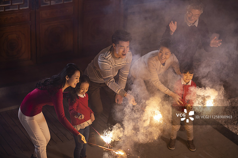 快乐家庭庆祝新年图片素材