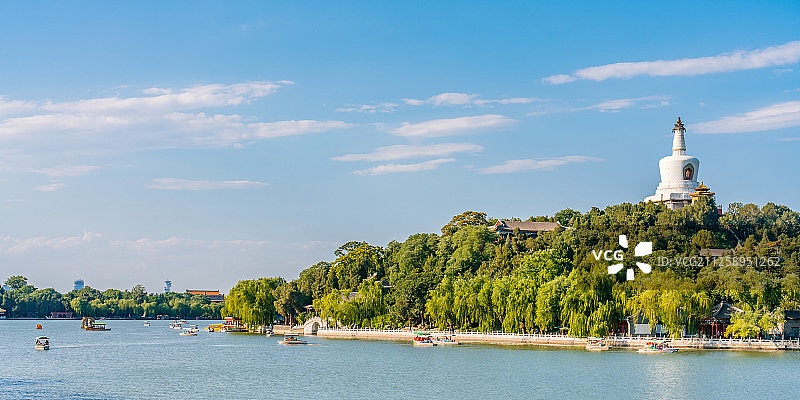 中国北京北海公园白塔和游船图片素材