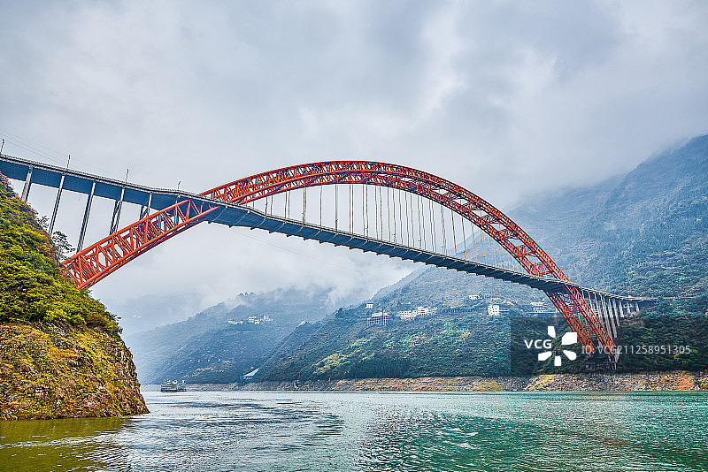 雨雾中的G42沪蓉高速巫山段小三峡大宁河大桥图片素材