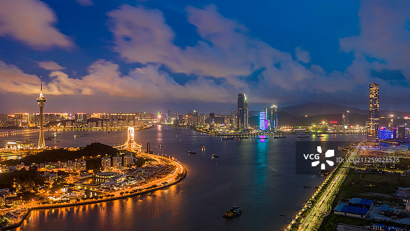 广东珠海横琴会展中心、珠海IFC与澳门氹仔半岛澳门塔三大高楼图片素材