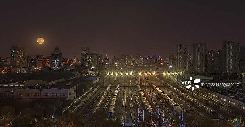 月光下的车辆段图片素材