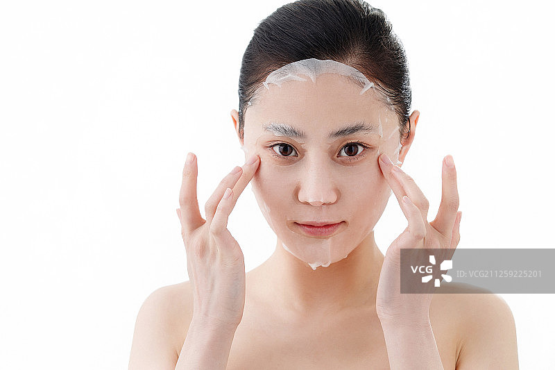 年轻女人敷面膜图片素材