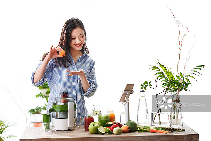 青年女人在线直播榨果汁图片素材