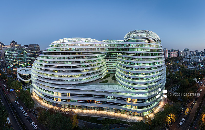 中国北京建国门外银河SOHO夜晚全景图片素材