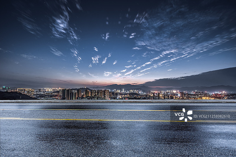 行驶在城市夜景中图片素材