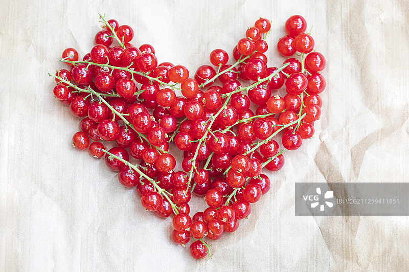 爱心形状的红醋栗图片素材