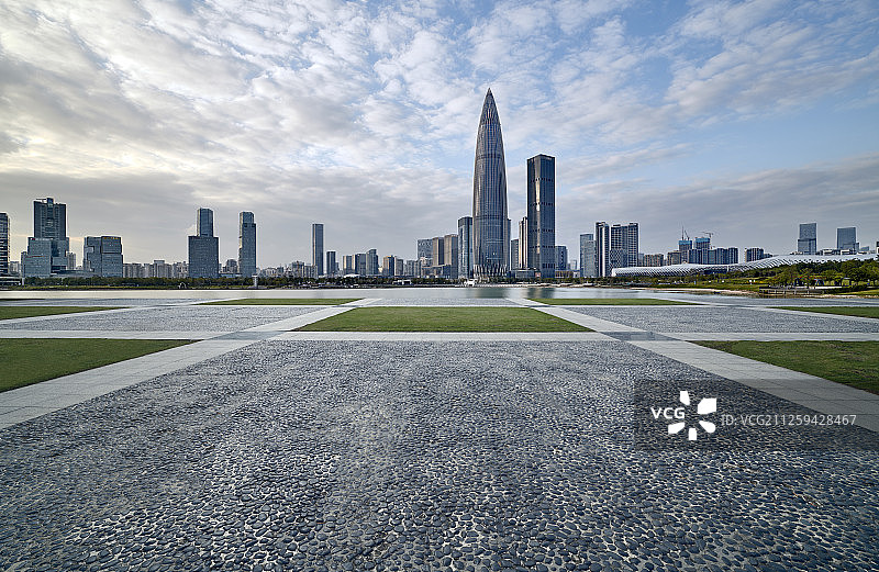 云景下的深圳CBD地标摩天大楼和广场地面图片素材