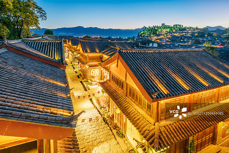 中国云南丽江大研古城和狮子山夜景图片素材