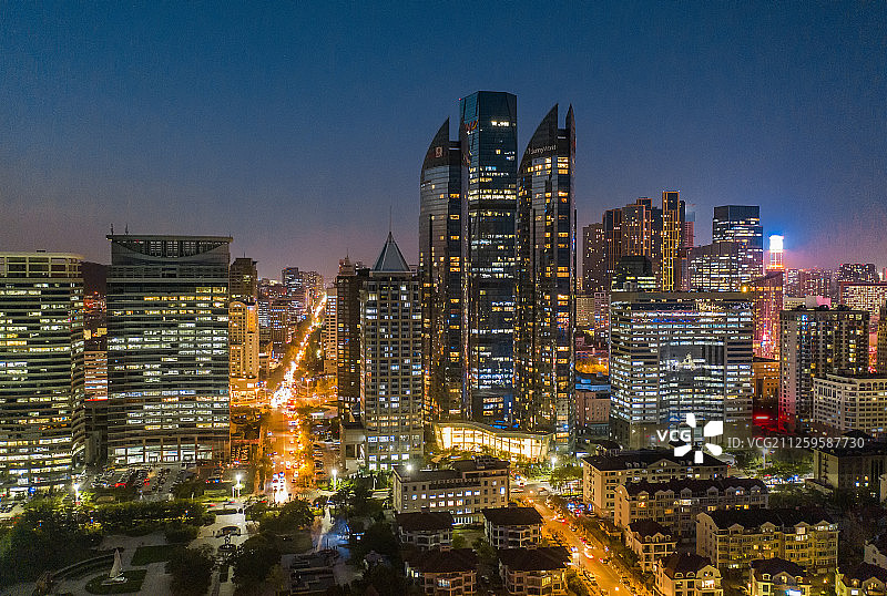 航拍青岛市南区海滨就高层建筑夜景图片素材