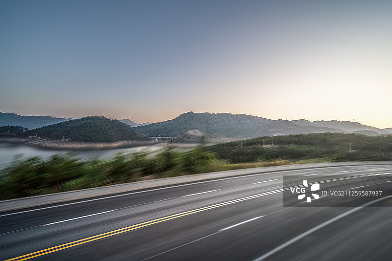 汽车行驶在山河之间图片素材