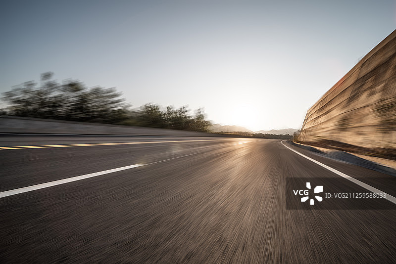 飞驰山路崎岖上图片素材