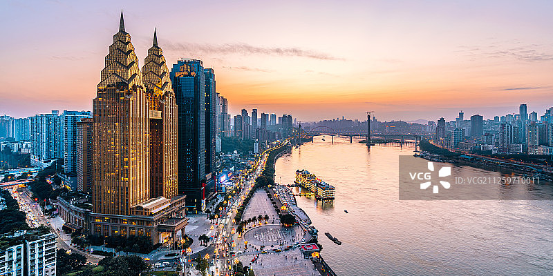 中国重庆长江沿岸金色的高楼高视角黄昏风光图片素材