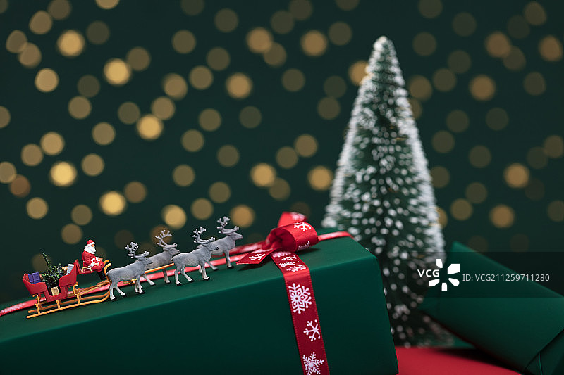 圣诞老人在礼物盒子上驾驶着驯鹿车图片素材