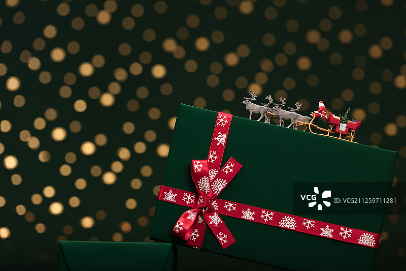 圣诞老人在礼物盒子上驾驶着驯鹿车图片素材