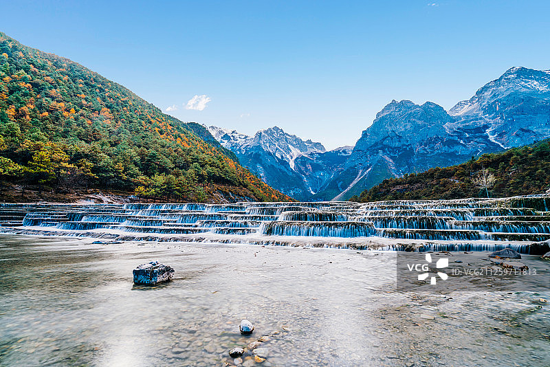 中国云南丽江玉龙雪山蓝月谷白水台瀑布风光图片素材
